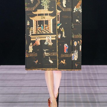 img-title Potret Koleksi Moschino Fall 2022, Sulap Perabotan Rumah Jadi Baju di Milan Fashion Week
