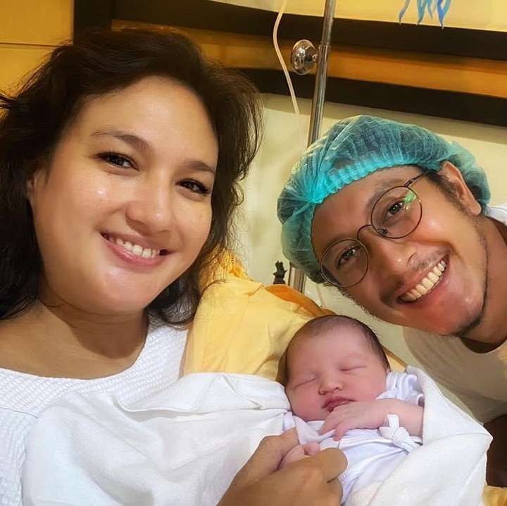 <p>Nadine Chandrawinata dan Dimas Anggara menikah pada 5 Mei 2018. Empat tahun menanti, pasangan ini akhirnya menjalani peran sebagai orangtua. (Foto: Instagram @nadinelist)</p>