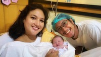 5 Potret Momen Nadine Chandrawinata Melahirkan, Dimas Anggara Azankan Anak