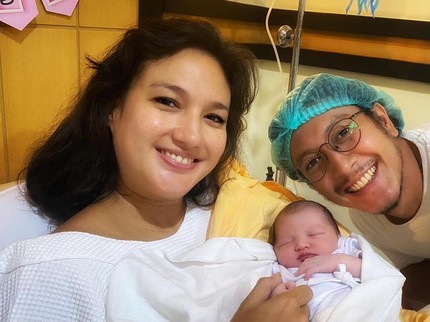 5 Potret Momen Nadine Chandrawinata Melahirkan, Dimas Anggara Azankan Anak