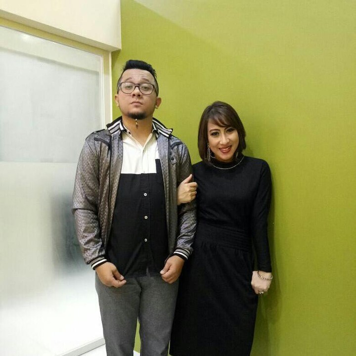 <p>Setelah menikah, Nia dan Adit masih aktif di dunia tarik suara. Keduanya pernah membetuk duo Niadit dan sering tampil <em>off air</em>. (Foto: Instagram @niadit_poll)</p>