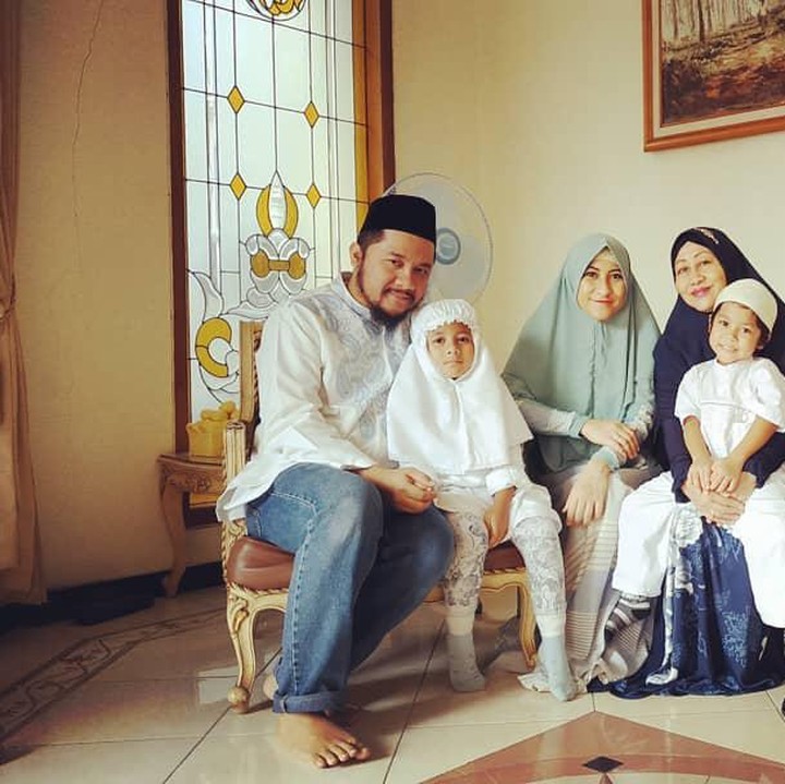 <p>Nia AFI cukup tertutup dengan kehidupan rumah tangganya dengan Adit. Bunda dua anak ini terlihat jarang mengunggah kebersamaannya dengan sang suami. Nia lebih suka membagikan momen bersama Adit di hari spesial. (Foto: Instagram @niadit_poll)</p>