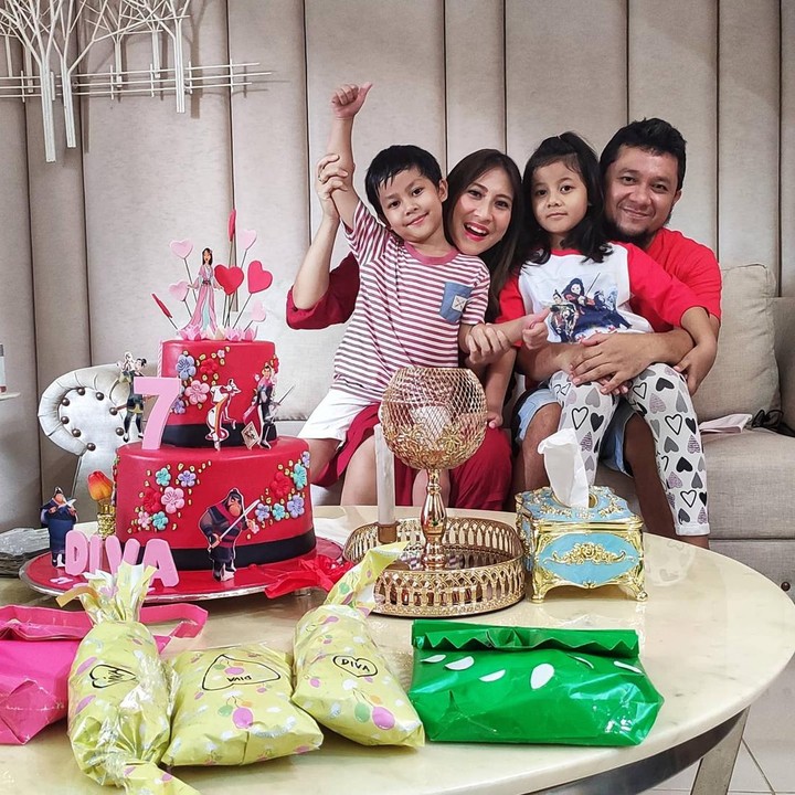 <p>Nia dan Adit merupakan peserta yang populer di ajang pencarian bakat ini, Bunda. Keduanya bahkan sempat dirumorkan dekat saat mengikuti kompetisi menyanyi ini lho. (Foto: Instagram @niadit_poll)</p>