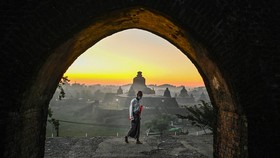 NYALANG: Larik-larik Cahaya Temaram