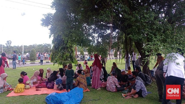 Seorang pengungsi korban gempa Pasaman Barat meninggal dunia usai mengalami kejang di tenda darurat di halaman Kantor Bupati Pasaman Barat pada Sabtu (27/02).