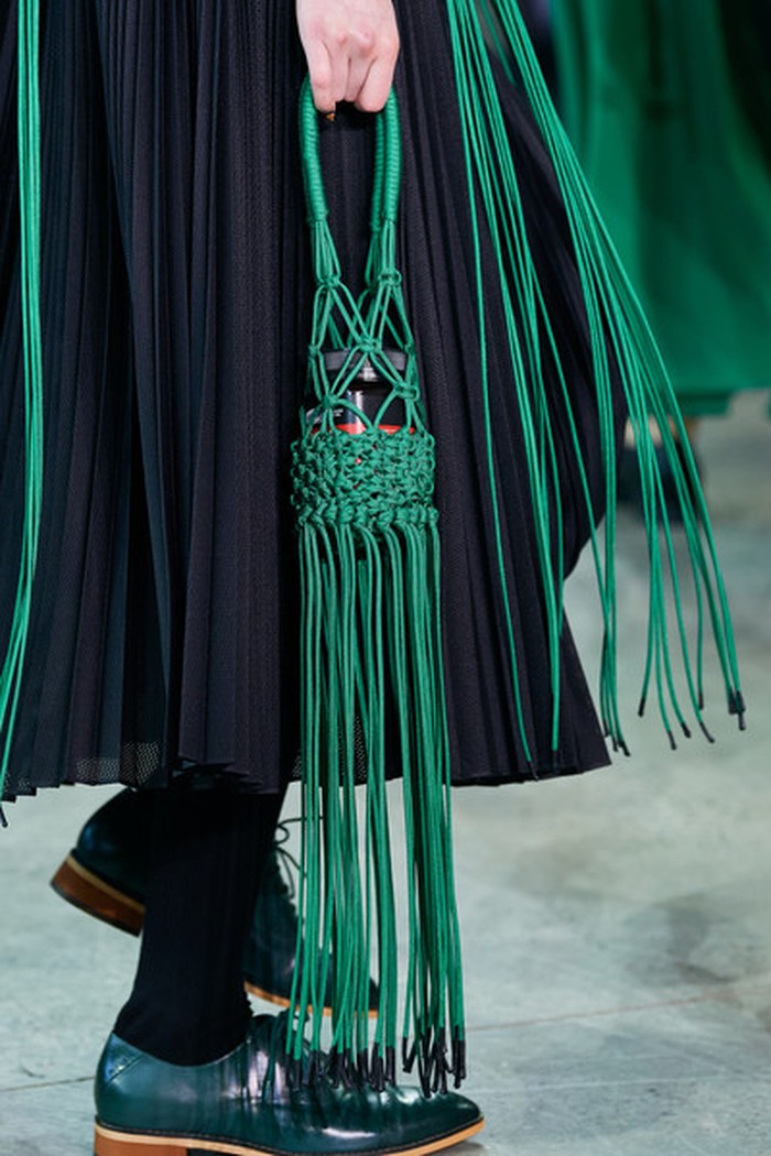 Peragaan busana Claudia Li mempertunjukkan beberapa aksesori tas rajutan ala bohemian, seperti tas mini dengan untaian rumbai berikut ini. Foto: livingly.com/ImaxTree