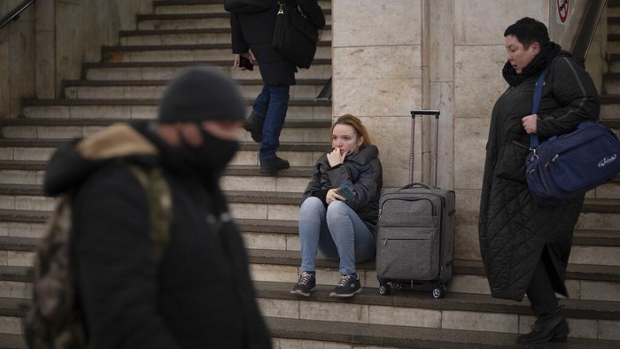 People rest in the Kyiv subway, using it as a bomb shelter in Kyiv, Ukraine, Thursday, Feb. 24, 2022. Russia has launched a full-scale invasion of Ukraine, unleashing airstrikes on cities and military bases and sending troops and tanks from multiple directions in a move that could rewrite the world's geopolitical landscape. (AP Photo/Emilio Morenatti)