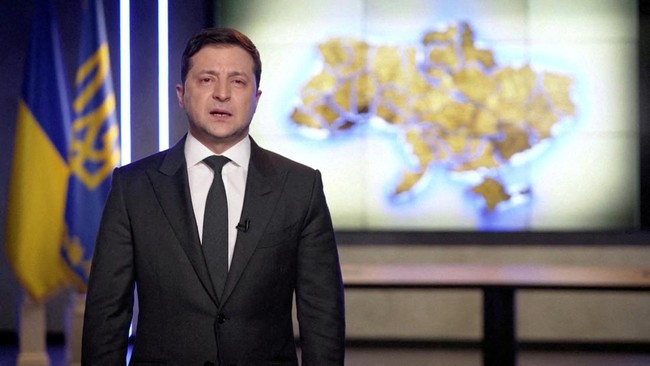 Presiden Volodymyr Zelensky tampak berada di Kantor Kepresidenan Ukraina. Pertama kalinya sejak invasi Rusia, Zelensky tak berada di luar ruangan atau bungker.