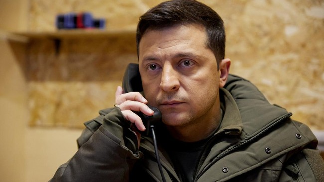 Presiden Ukraina Volodymyr Zelensky menyebut dirinya punya solusi tentang Crimea, Luhansk dan Donetsk di negaranya.