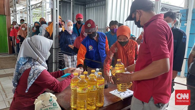 Kemendag menjamin stok minyak goreng aman saat Ramadhan 2022 mendatang. Tak hanya stok, mereka juga menjamin minyak goreng akan dijual dengan harga normal.