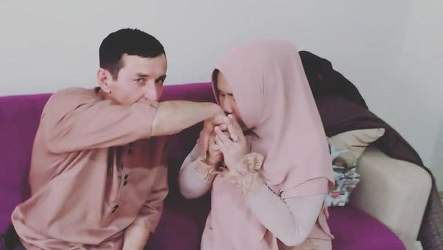 Kabar bahagia datang dari Rohimah mantan istri Kiwil yang baru saja menikah lagi dengan seorang pria Turki. Yuk, intip potretnya!