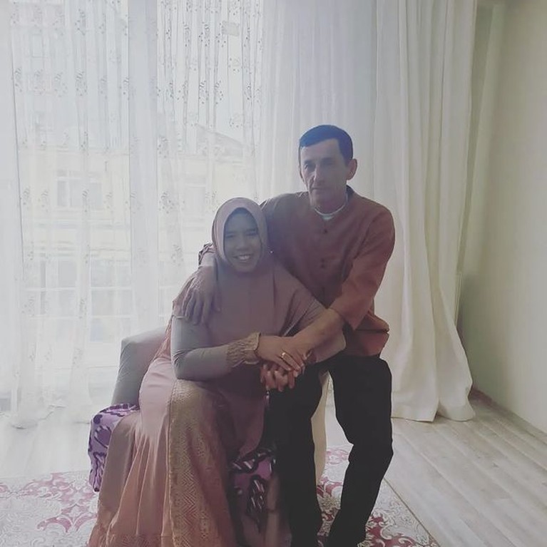 Kabar bahagia datang dari Rohimah mantan istri Kiwil yang baru saja menikah lagi dengan seorang pria Turki. Yuk, intip potretnya!