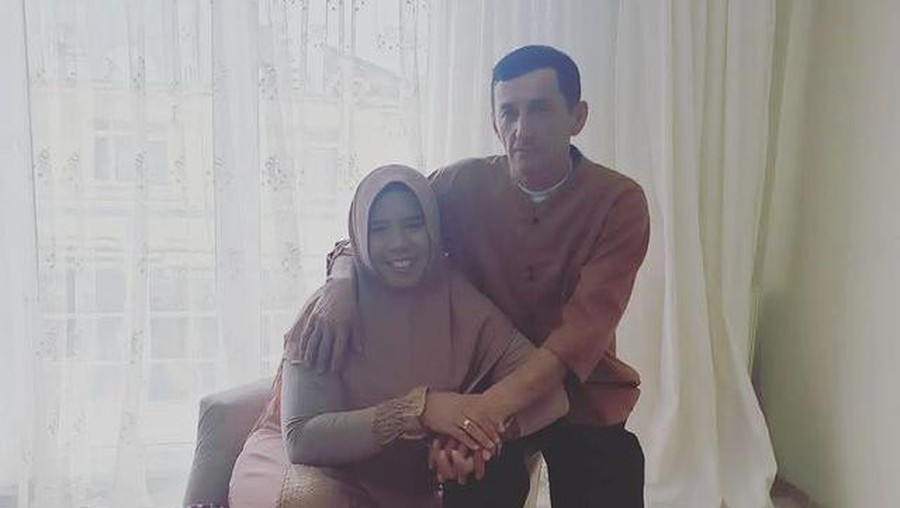 Kabar bahagia datang dari Rohimah mantan istri Kiwil yang baru saja menikah lagi dengan seorang pria Turki. Yuk, intip potretnya!