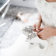 Jenis Sepatu yang Stylish dan Modis untuk Pernikahan Konsep Outdoor