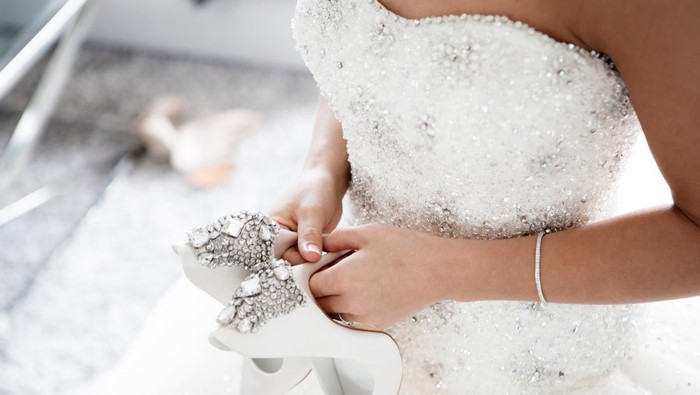 Jenis Sepatu yang Stylish dan Modis untuk Pernikahan Konsep Outdoor