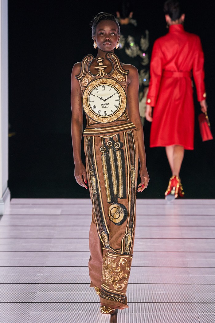 Seperti furniture rumah klasik, sebuah jam antik turut dikulik jadi sebuah dress pada koleksi ini. Foto: vogue.com