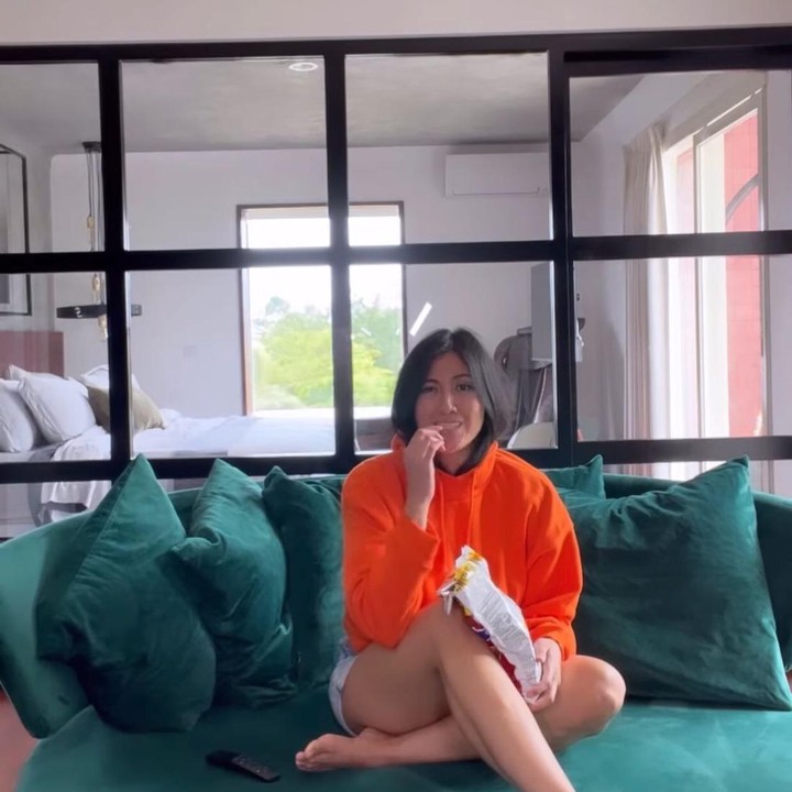 <p>Selain itu, istri dari Ryan Delon ini pun bisa menikmati acara di TV sambil ngemil. Wah, tentu jarang banget dirasakan oleh seorang Bunda yang telah memiliki dua anak, ya. (Foto: Instagram: @mrssharena)</p>