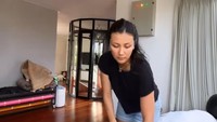 <p>Tak lupa, Sharena tetap menjaga tubuhnya agar tetap produktif, nih. Ia pun menyempatkan diri untuk membersihkan rumahnya selama isoman. (Foto: Instagram: @mrssharena)</p>