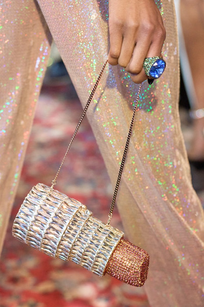 Tas kecil berbentuk lipstick terbalut material metalik yang eye-catching terlihat pada peragaan Bronx and Banco di New York Fashion Week. Foto: livingly.com/ImaxTree