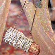 Aneh Tapi Modis! Simak Koleksi Tas Unik di New York dan London Fashion Week