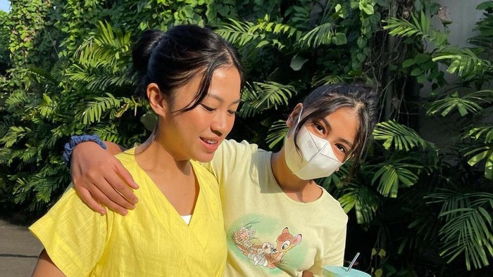 Gaya Tyna Dwi Jayanti Saat Hangout Bersama Putrinya, Seperti Teman Sebaya!