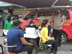 Meninjau Vaksinasi COVID-19 di Rest Area Tol Sidoarjo
