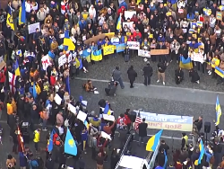 Tolak Peperangan, Warga AS Demo Sambil Kibarkan Bendera Ukraina