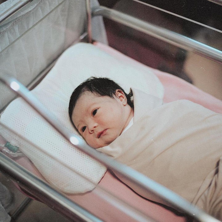 <p>Ameena sendiri terinspirasi dari nama ibunda Nabi Muhammad, Bunda. Hanna berarti kebahagiaan untuk keluarga, Nur dari nama Aurel yang berarti cahaya, dan Atta berasal dari sang ayah. (Foto: Instagram: @azriel_hermansyah)</p>