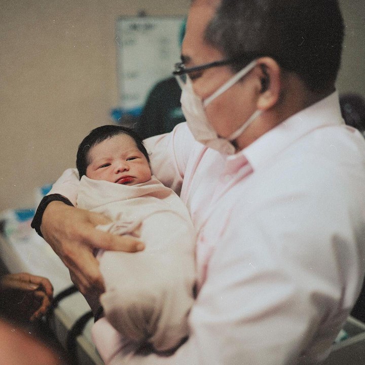 <p>Sebelum mengumumkan nama lengkapnya, Atta dan Aurel memanggil sang anak dengan sebutan 'Mochi' karena menggambarkan wajahnya yang lucu dan menggemaskan. (Foto: Instagram: @azriel_hermansyah)</p>