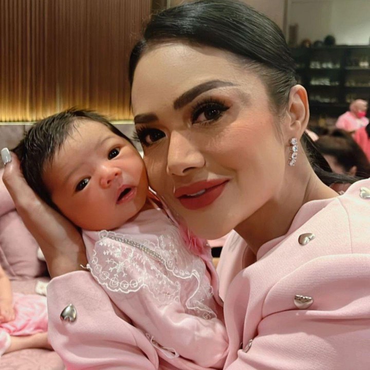 <p>Ameena terlahir di tanggal cantik, 22022022 pada waktu 7.40 WIB secara caesar. Proses kelahiran pun berjalan lancar karena hanya memakan waktu satu jam saja. (Foto: Instagram: @krisdayantilemos)</p>