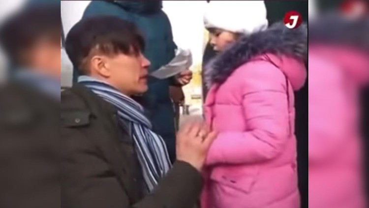 Ayah di Ukraina Berpisah dengan Putrinya