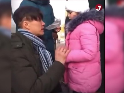 Sedih! Ayah di Ukraina Ucapkan Perpisahan pada Putrinya yang akan Dievakuasi