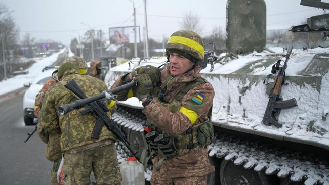 Militer Ukraina menyatakan pasukan terjun payung Rusia telah mendarat di kota Kharkiv yang terletak di wilayah timur Ukraina, Rabu (2/3).