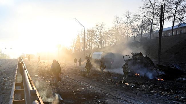 curfew in effect in Kiev, people wandering around are considered spies of the enemy