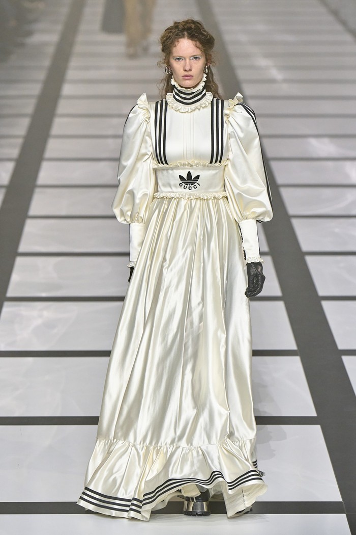 Gaun Victoriana bernuansa romantic dengan aksen belt logo Adidas turut mencuri perhatian. Foto: Filippo Fior/GoRunway/Vogue
