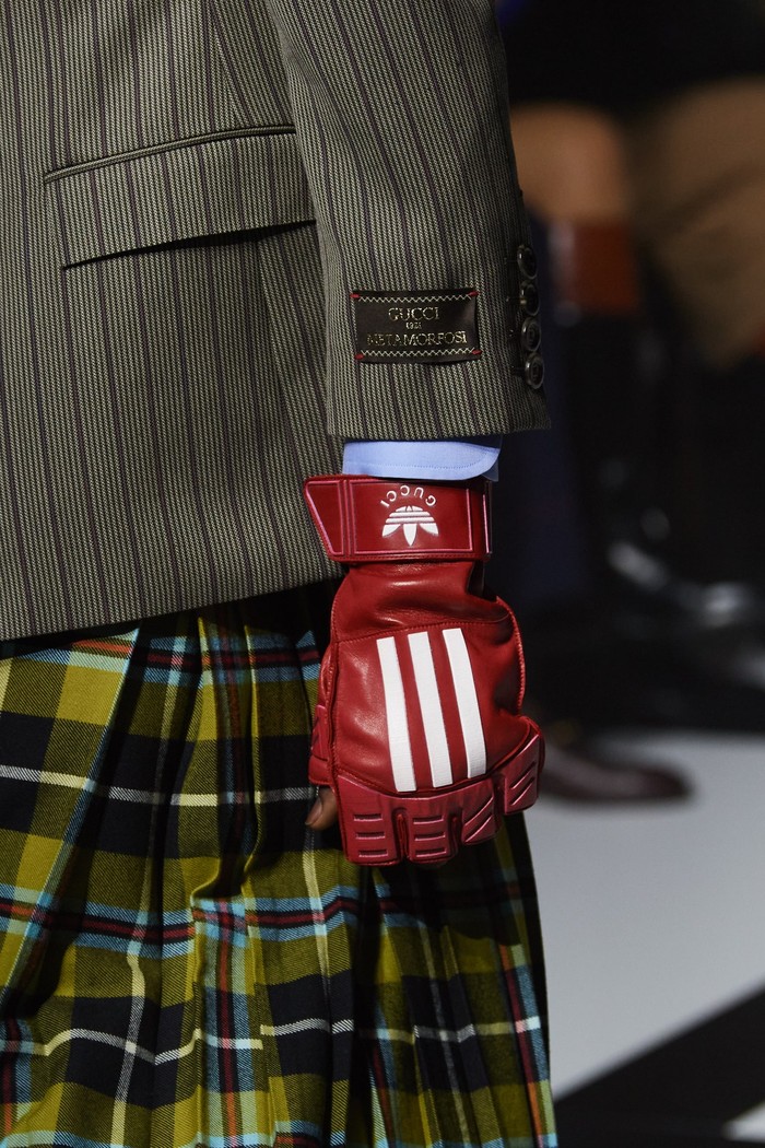 Sarung tangan menjadi aksesori yang akan jadi tren musim depan, Gucci bersama Adidas turut menghadirkannya dalam nuansa sporty dna klasik. Foto: Alessandro Viero / Gorunway.com/VOGUE
