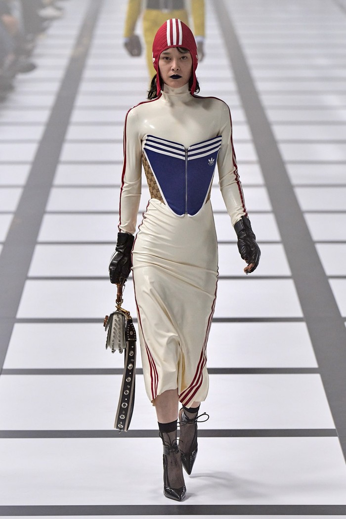 Pilihan gaya yang edgy hadir pada versi midi dress warna putih. Foto: Filippo Fior/GoRunway/Vogue