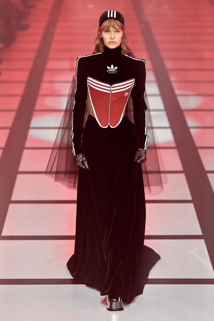 Gaya whimsical khas Gucci berpadu apik dengan nuansa sporty Adidas. Seperti pada gaun velvet dengan corset dan headpiece aksen veil berikut. Foto: Filippo Fior/GoRunway/Vogue