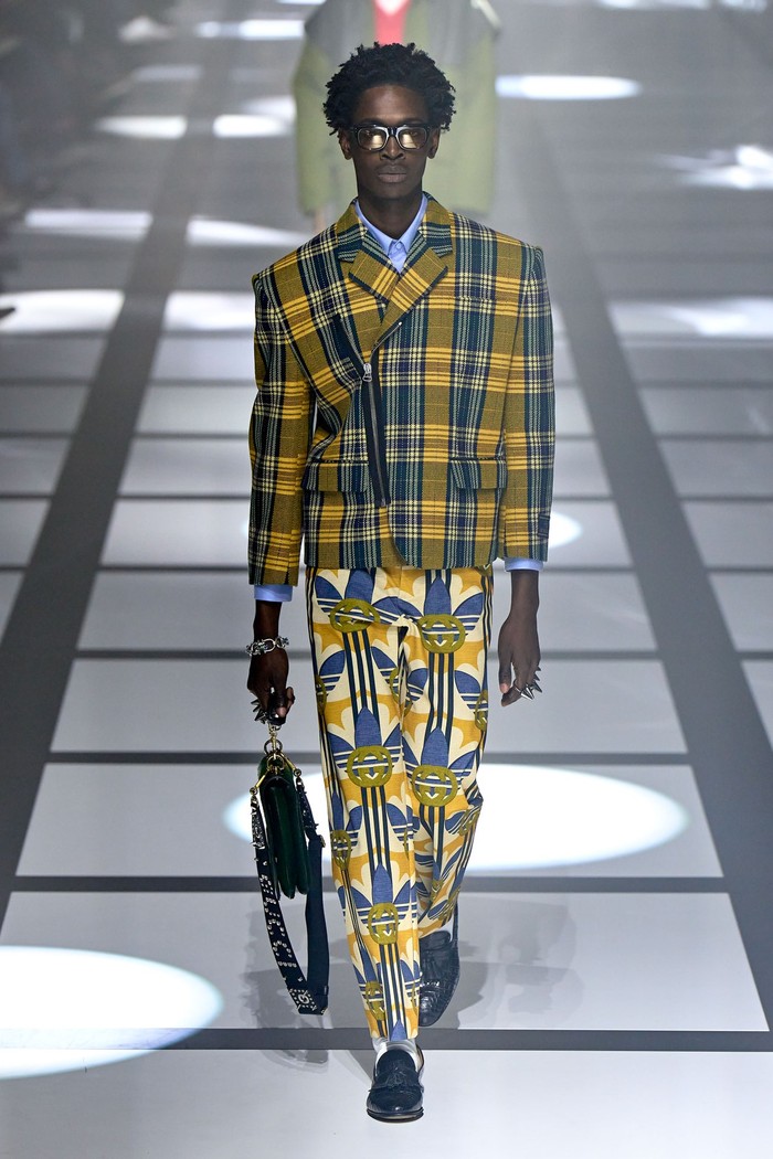 Logo Adidas tampil menjadi motif grafis yang playful. Foto: Filippo Fior/GoRunway/Vogue