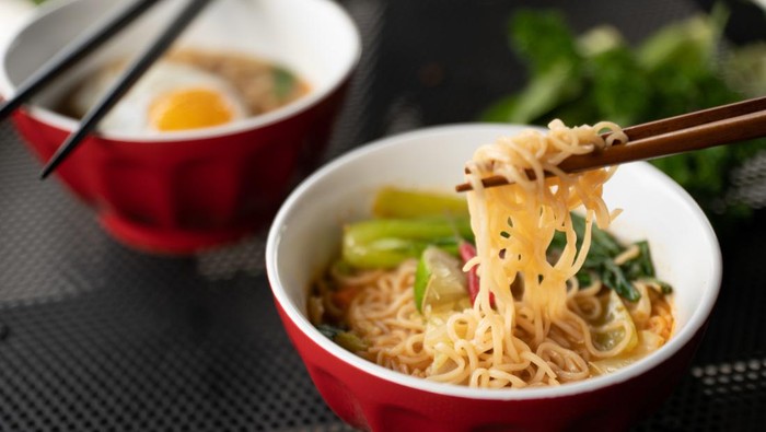 Meski Sering Jadi Penolong, Ini 4 Alasan Sebaiknya Kamu Tidak Sahur Pakai Mie Instan