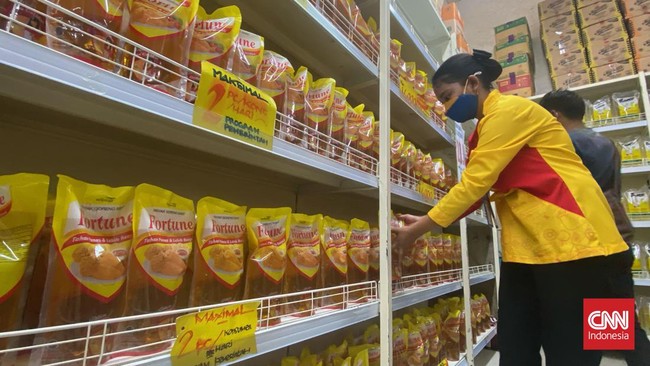 Stok minyak goreng di Alfamart dan Indomaret masih terbatas karena pengiriman dari distributor belum sesuai permintaan manajemen.