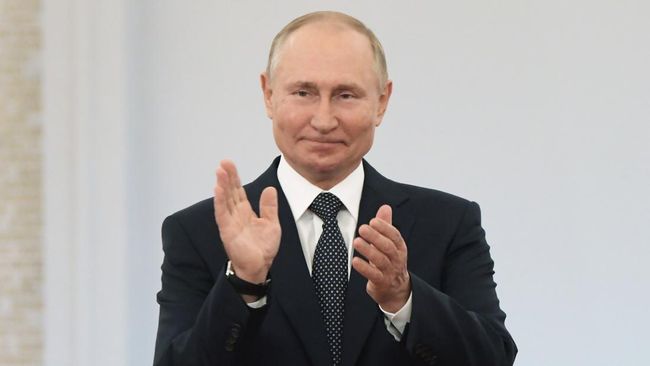 Kekayaan Vladimir Putin ditaksir mencapai US$200 miliar atau setara Rp2.868 triliun (kurs Rp14.343 per dolar AS).
