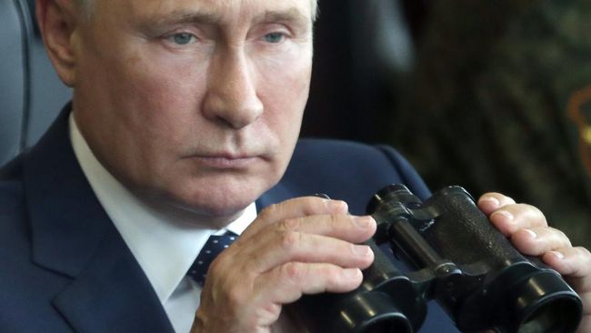 Presiden Rusia Vladimir Putin disebut menolak mengakui kemunduran operasi militernya di Ukraina setelah melancarkan invasi.