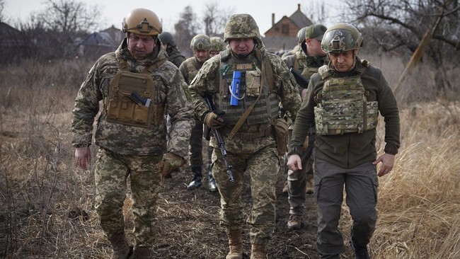 Presiden Ukraina Volodymyr Zelensky menolak tawaran evakuasi AS dan memilih tetap berada di Kiev, Ukraina untuk bertempur melawan Rusia.