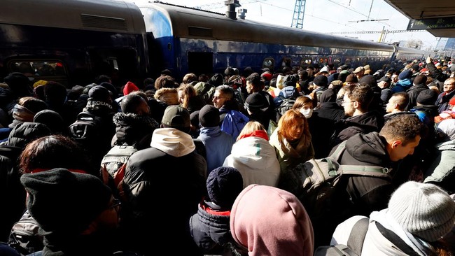 Kemenlu mengatakan 153 WNI masih berada di Ukraina, dengan sebagiannya belum memungkinkan dievakuasi karena pertempuran.