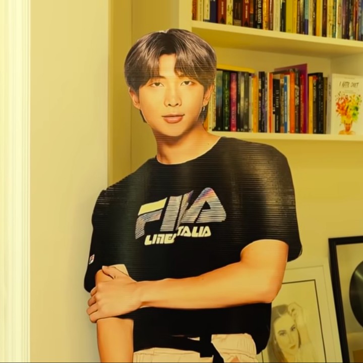 <p>Wanita 36 tahun ini ternyata salah satu Army, Bunda. Ia bahkan memajang standing figure RM BTS di ruang kerja miliknya. (Foto: YouTube Taulany TV)</p>