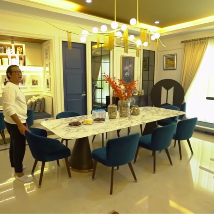 <p>Tak hanya itu, ternyata Luna juga sangat memperhatikan perpaduan warna dari setiap furnitur. Untuk meja makan, Luna menggunakan meja marmer dan kursi warna biru. (Foto: YouTube Taulany TV)</p>