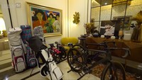<p>Ketika memasuki rumah, Bunda akan langsung disambut dengan koleksi tas golf dan sepeda mewah miliknya. Keren banget ya, Bunda. (Foto: YouTube Taulany TV)</p>