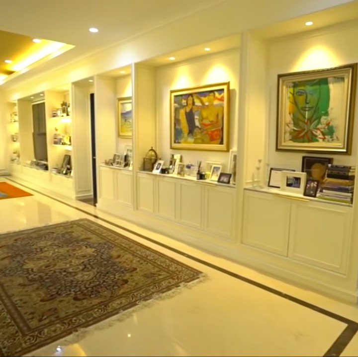 <p>Jarang tersorot, ternyata Luna Maya memiliki rumah yang sangat mewah nih, Bunda. Rumah yang memiliki gaya <em>American Country</em> ini memiliki luas bangunan sekitar 300 meter, lho. (Foto: YouTube Taulany TV)</p>
