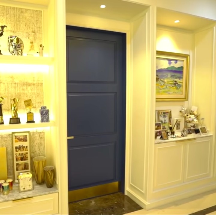 <p>Meski hanya terdiri dari satu lantai, Luna Maya sangat pintar menata furnitur yang ada di dalam rumah, nih. Namun, Luna merasa kalau rumahnya ini terbilang sempit untuk barang-barangnya yang banyak. (Foto: YouTube Taulany TV)</p>